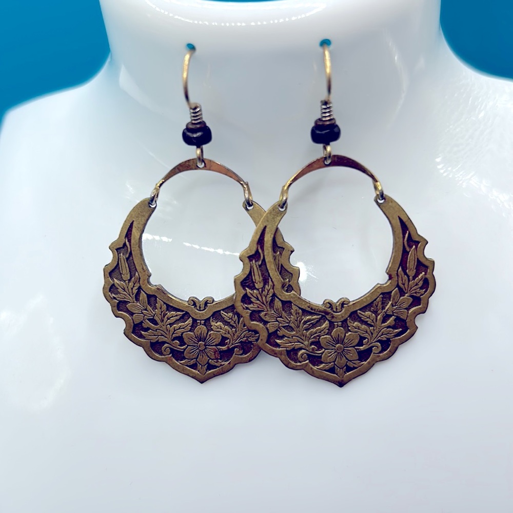 Vintage floral filigree hoops - Picture 2 of 3